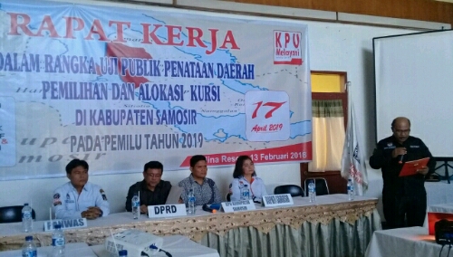 Foto : Sekretaris KPU Kab.Samosir, Drs.Pahala Sinaga, menyapaikan kata pembuulaan uji publik dapil di Hotel Saulina Resort Pangururan.