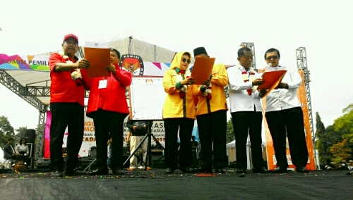 Foto : Tiga Pasangan Calon Bupati Dan Wakil Bupati Subang yang mengikuti ajang Pilkada Kab Subang Melakukan Pembacaan Komitmen melaksanakan Pilkada Aman Damai Dan Jujur.