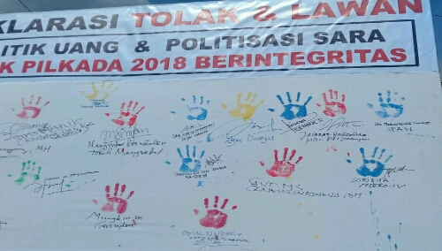 Foto : peserta deklarasi membubuhi cap tangan di deklarasi tolak dan lawan politik uang dan SARA, termasuk media Olnewsindonesia.com