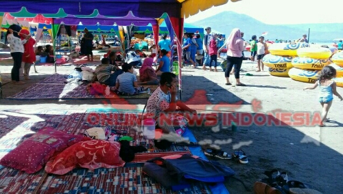 Foto: wisatawan dari luar Samosir, memenuhi tenda tenda yang ada di Pantai Pasir Putih Parbaba Samosir, di Hari Libur Imlek atau Tahun Baru Cina 2565