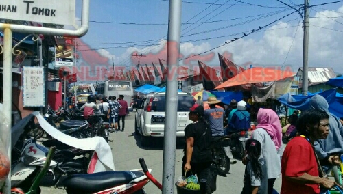 Foto: Situasi Arus lalu lintas yang masih lancar, di sekitar dermaga Tomok Simanindo Samosir