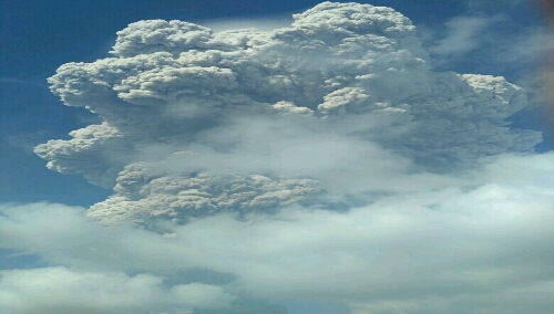 Foto : Gunung Api Sinabung erupsi dengan mengeluarkan Abu material setinggi 5 Km dan terjadi Awan panas yang mengarah ke selatan Dan Timur Tenggara.