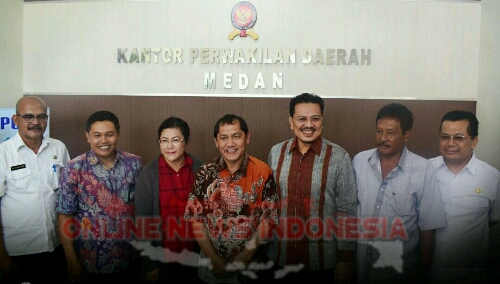 Foto : Bupati Karo Bersama Jajaran berfose Bersama di Kantor Perwakilan Daerah Medan.