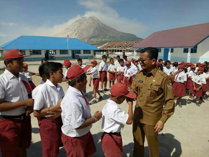 Keterangan gambar: Kadis Pendidikan Karo,Drs Edi Surianta Surbakti, ketika mengunjungi SDN NamanÂ  Teran sembari meberikan arahan agar anak-anak tidak trauma jika Gunung Sinabung kembali meletus