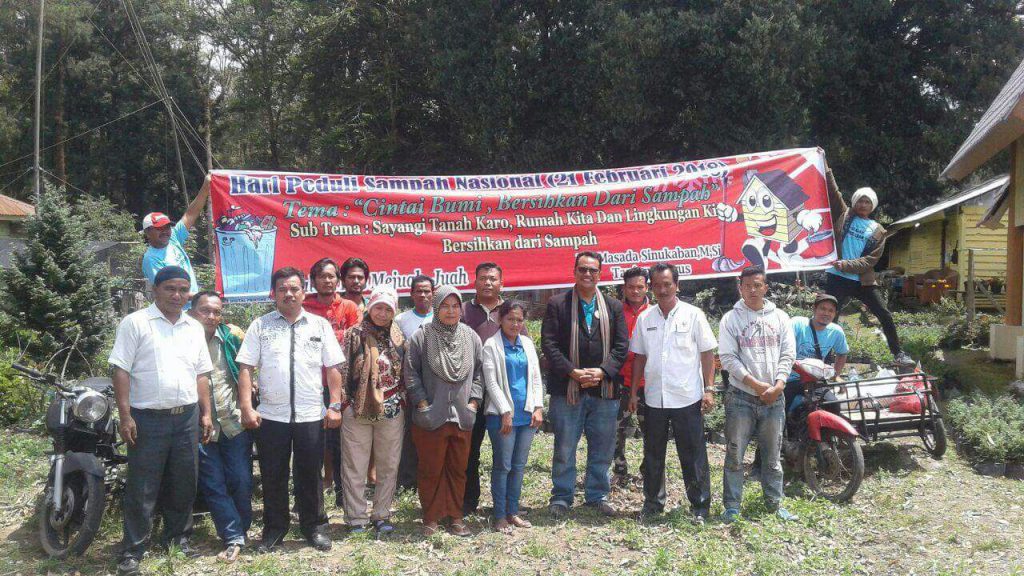 Foto : Para Relawan dan Simpatisan Peduli Karo melakukan Kegiatan Aksi bersih bersih Sampan sepanjang jalan Berastagi - Medan Persia di Depan Tahura Hingga Penetapan.