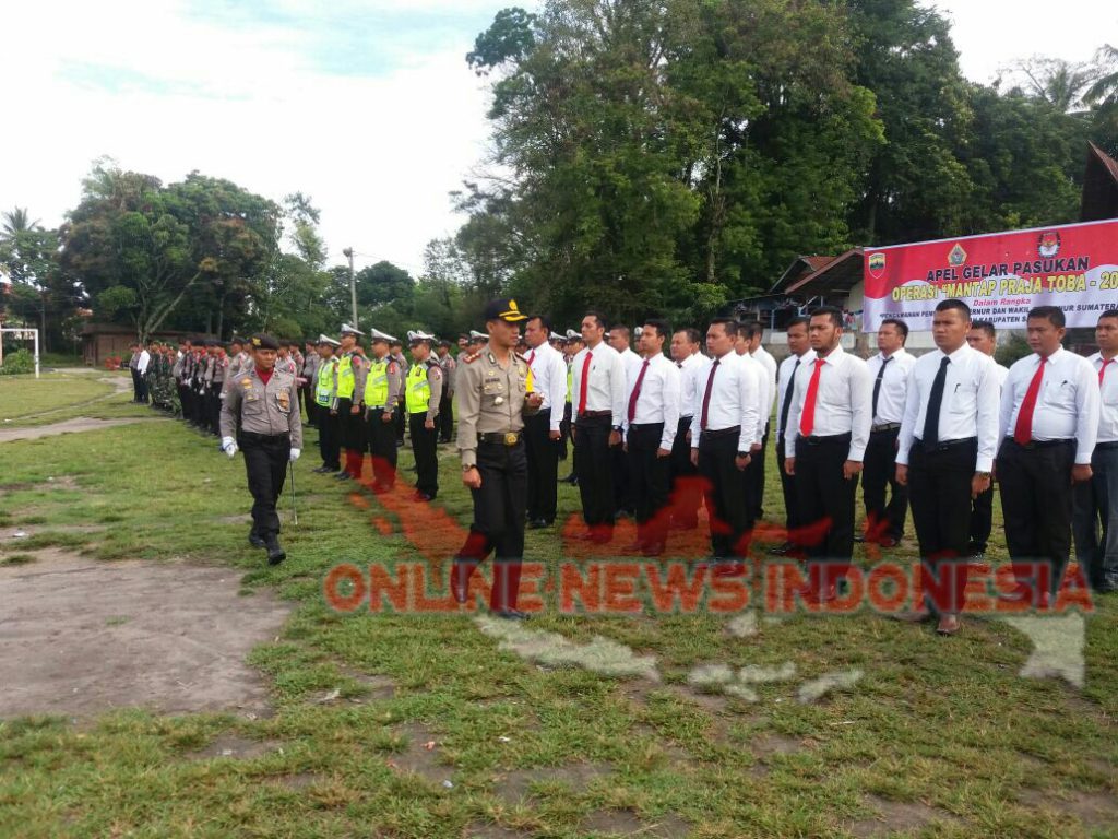 Foto: Kapolres Samosir, AKBP. Agus Darojat S.Ik MH, memeriksa pasukan, di Apel Gelar Pasukan Operasi "Mantap Praja Toba 2018" di Tanah Lapang Onan Lama Pangururan Samosir