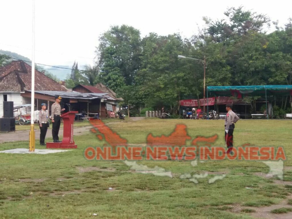 Foto : Kapolres Samosir, AKBP. Agus Darojat S.Ik MH, pimpin Apel Gelar Pasukan Operasi "Mantap Praja Toba 2018", ditanah Lapang Onan Lama Pangururan Samosir