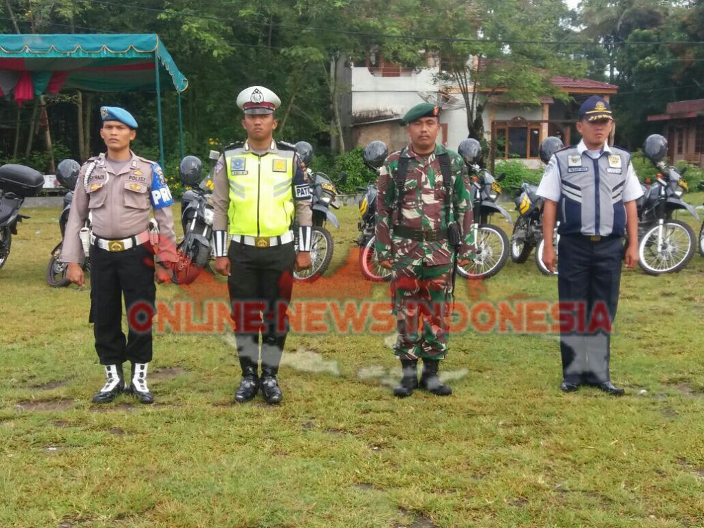 Foto : Personil TNI, Polri dan Dinas Perhubungan, di Apel gabungan Pasukan Ops "Mantap Praja Toba 2018" di persiapan Pilkada serentak 2018.