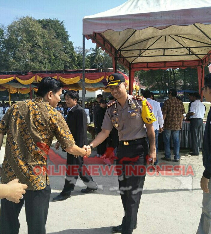 Foto : Kapolres Samosir, AKBP Agus Darojat S.Ik SH MH, disela Upacara Deklarasi Panwaslih Samosir