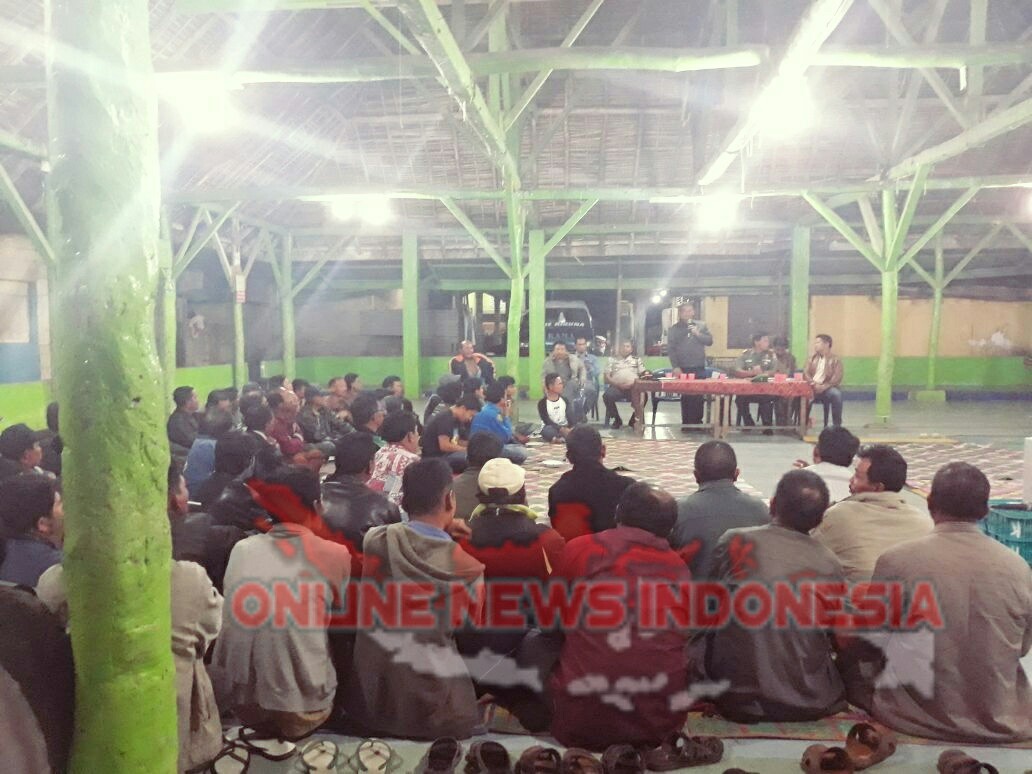 Foto : Suasana Rapat Forum Masyarakat Kepolisian,Danramil,BNNK Karo bersama masyarakat Desa Lingga Julu Mengantisipasi Peredaran Narkoba.