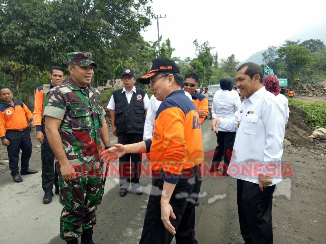 Foto : kepala BNPB Pusat Di sambut Bupati Karo,Terkelin Brahmana,SH dan Dandim 0205/TK