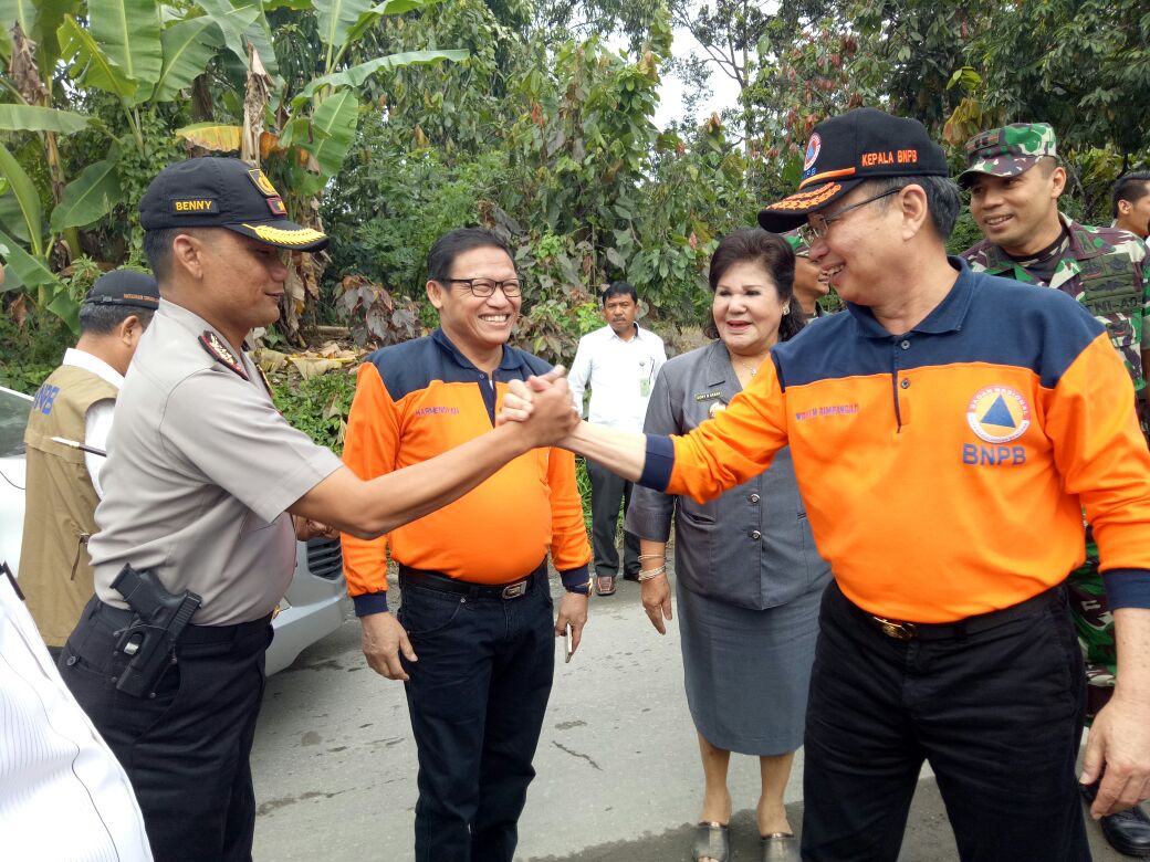 Foto : Kapolres Tanah Karo dan BNPB Pusat saling memberi salam Komando ketika bertemu di lokasi penanggulangan lahar dingin Gunung Sinabung.