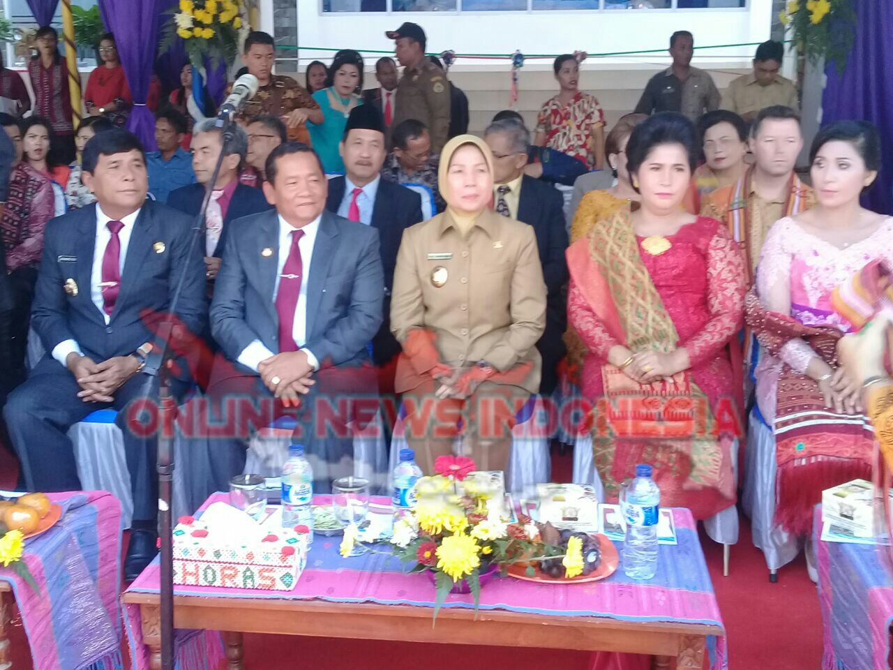 Foto : Wagubsu Hj.Nurhajizah (tengah berkerudung), sedang ikuti acara syukuran Hari jadi Ke-14 kabupaten Samosir,