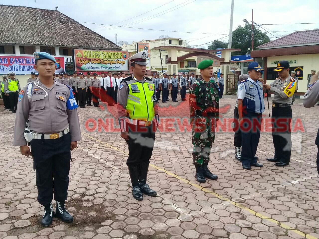 Foto: Kapolres Samosir, AKBP.Agus Darojat S.Ik SH MH, menyematkan pita Operasi  Keselamatan Toba 2018, di Lapangan Polres Samosir