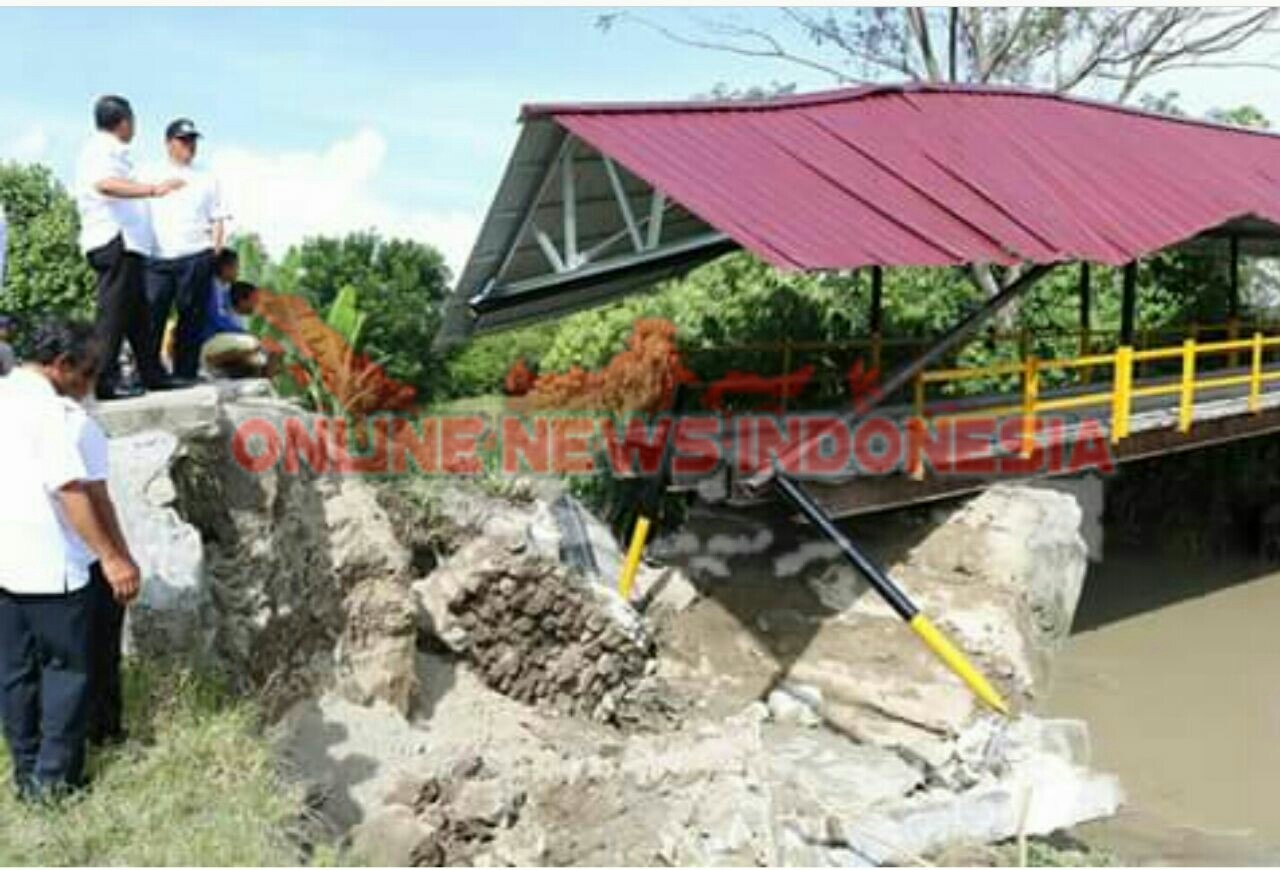Foto: Tampak Bupati Samosir meninjau langsung Jembatan di Desa Sibonor Ompuratus yang putus akibat banjir besar.