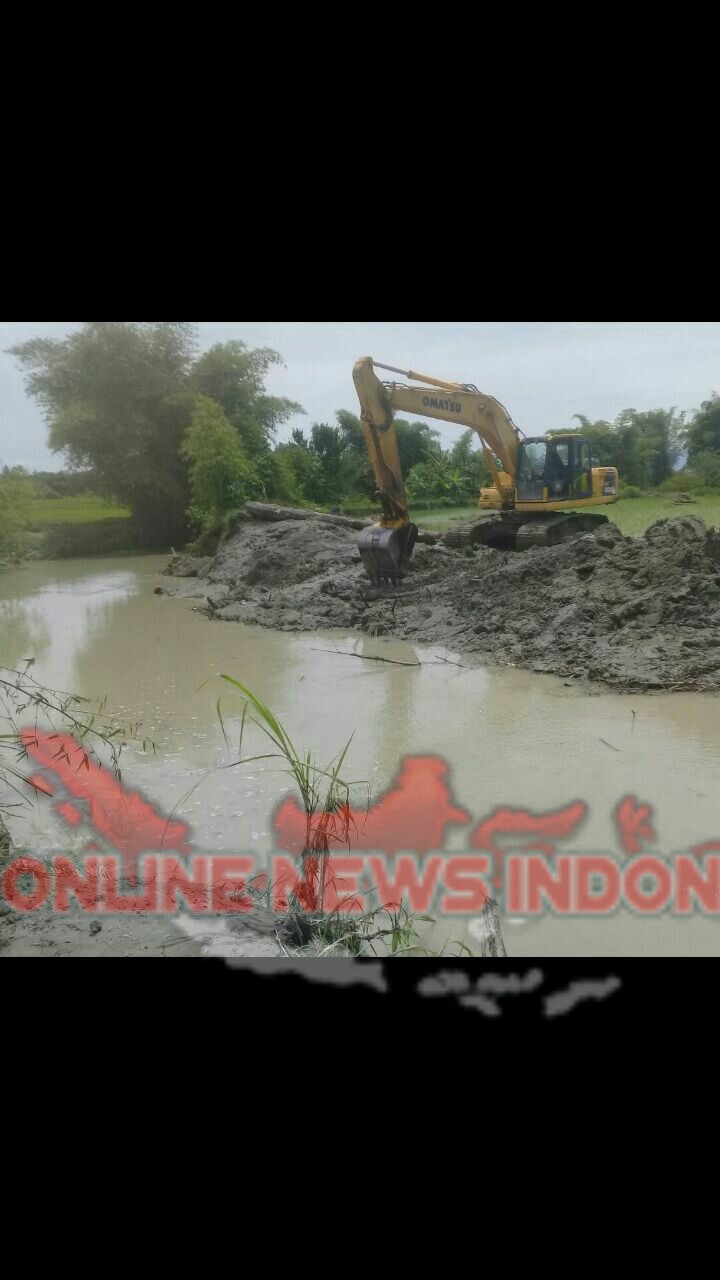 Foto : Alat berat Beko milik pemkab Samosir di kerahkan untuk memperbaiki jalan air sungai yang longsor.