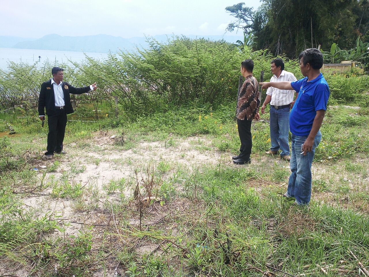 Foto : Sekretaris Camat Nainggolan, Ronal Sinaga (berbaju warna coklat)didampingi Kepala Desa Nainggolan, Ganda Parhusip saat meninjau lokasi pembukaan pantai pasir putih di Sosor Pasir Putih Pandua Kecamatan Nainggolan,