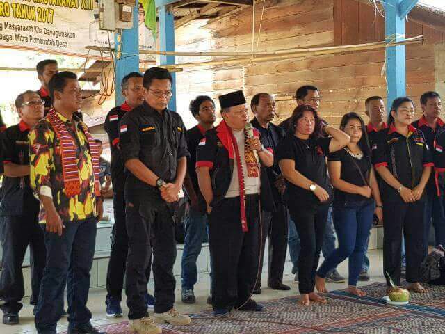 Foto : Ketua Dewan Pembina Pemuda Merga Silima Kabupaten Karo memberikan kata sambutan saat pemberian bantuan kepada korban kebakaran di desa Martelu.