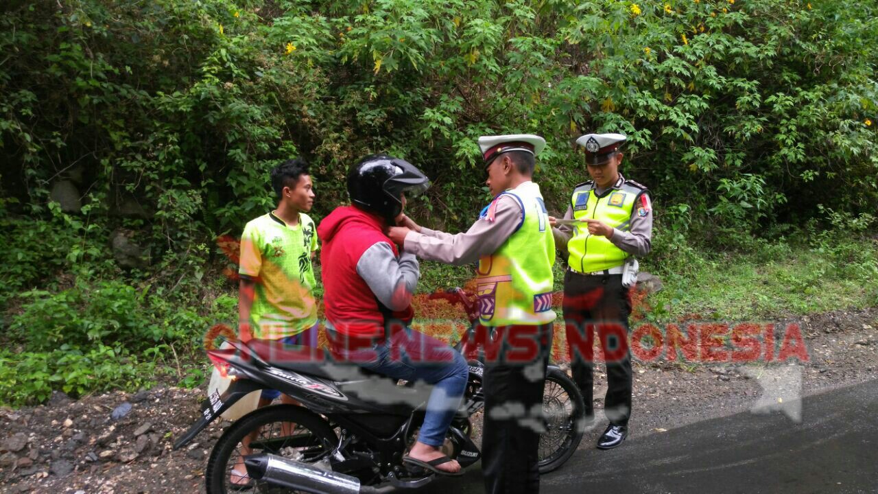 Foto : Periksa Surat Kendaraan Bermotor : Personil Sat Lantas Polres Samosir melaksanakan pemeriksaan surat kendaraan bermotor kepada pengendara di Desa Tanjung Bunga, Kecamatan Pangururan, Selasa (6/3).