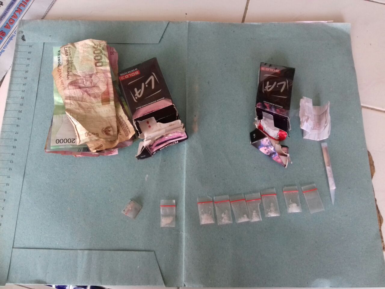 Foto : Barang Bukti Jenis Sabu dan dua bungkus rokok serta uang tunai di sita dari tersangka Lumba Ginting.