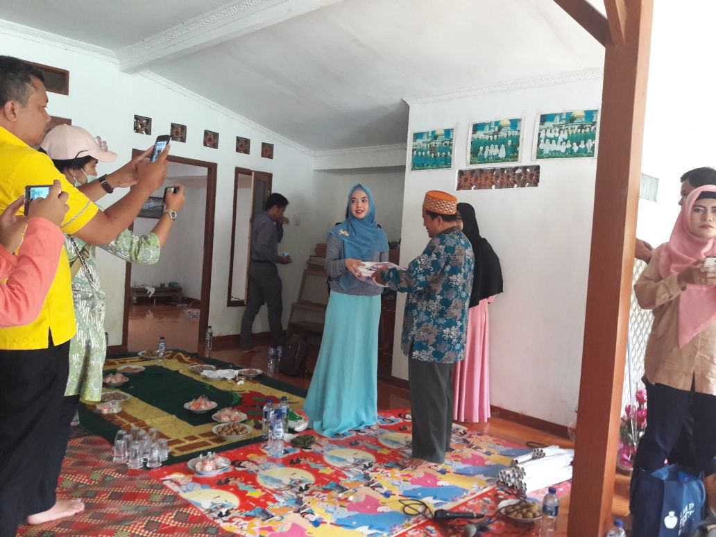 Foto : Paslon Wakil Bupati Bogor Dari Nomor urut 3 yakni Inggrid Kansil tampak membagikan Bantuan kepada masyarakat kampung Rawa kaso Desa Jatisari dalam kampanyenya di Zona 2.