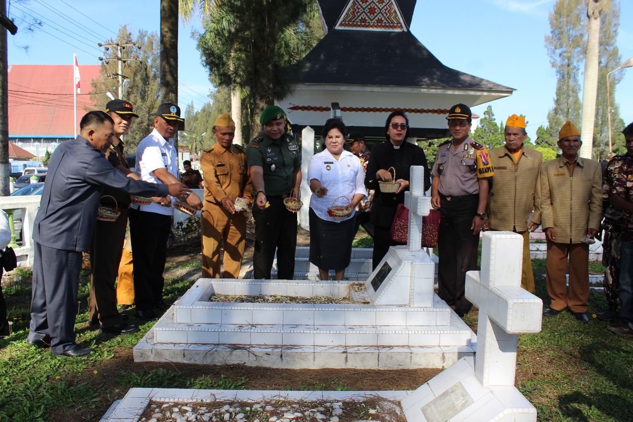 Foto : Wakil Bupati Karo,Cory Sriwati Sebayang Bersama perwakilan Forkopimda dan Veteran melakukan tabur bunga di Makam Pahlawan Kabanjahe,Rabu(14/03)
