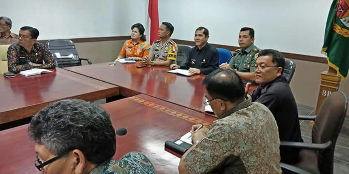 Foto : Bupati Karo Bersama Forkopimda menerima perwakilan Desa Sukatendel yang mengadakan aksi damai menuntut hak hak mereka di ruang kantor Bupati,Kamis (15/03)