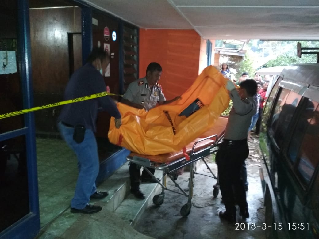 Foto : Tampak Aparat kepolisian Dari polsek Simpang empat sedang mengevakuasi Korban yang Ditemukan tewas di salah satu kamar bungalow arihta.