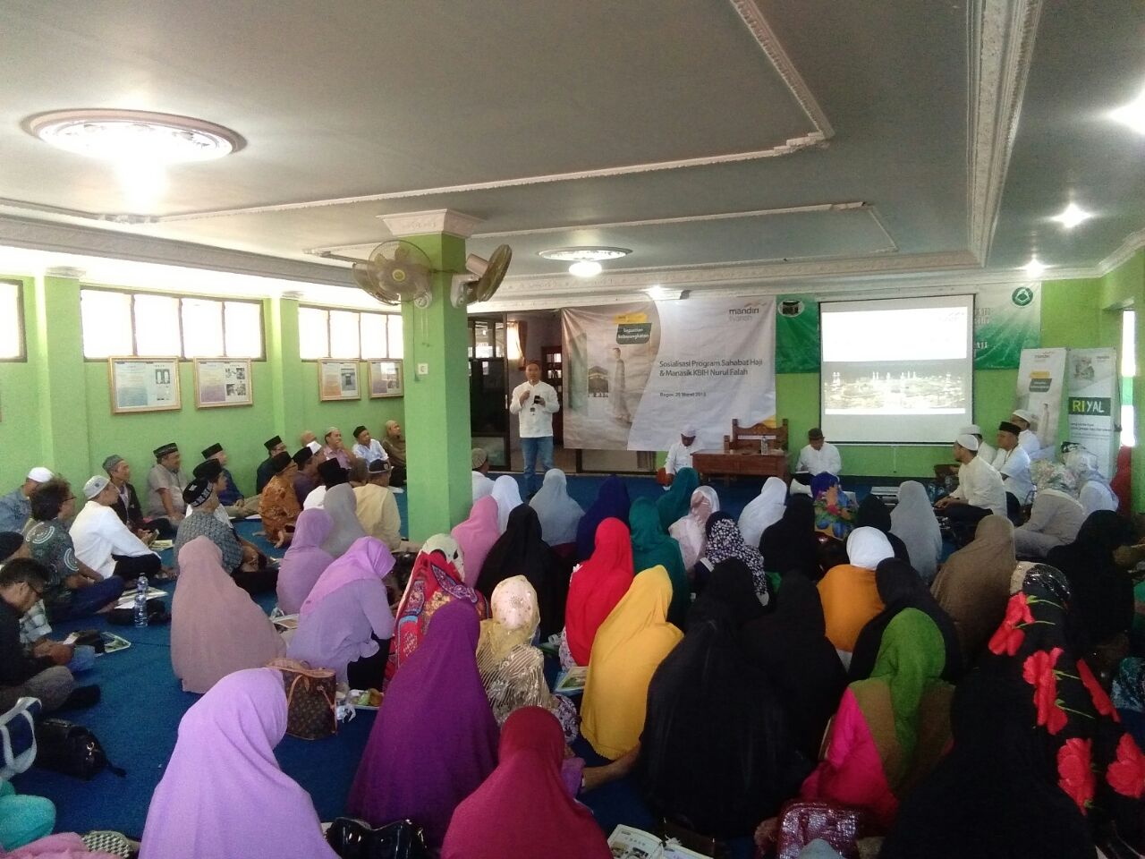 Foto : Para undangan serta masyarakat sangat antusias mengikuti acara Sosialisasi Program Sahabat Haji yang di gelar Oleh Bank Syariah Mandiri.
