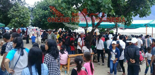 Foto; Ribuan pengunjung, sesaki Pembukaan Festival Pasir Putih, Sabtu (31/3) di Pantai Indah Pasir Putih Situngkir.