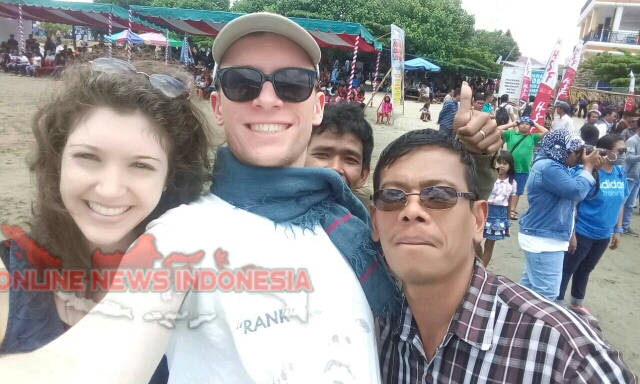 Foto: Wisatawan asal Negara Inggris, Mr.Michael Orderan dan kekasih nya Miss Natalaice, foto bersama wartawan OLNewsindonesia.com, JuntakStar(baju kotak), di pembukaan Festival Pasir Putih, Dabtu (31/3)