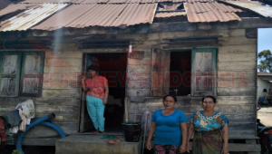 Ket foto : warga Desa Tanjung Mbelang Terdampak erupsi Sinabung, saat berfoto disalahkan satu rumah yang Diterjang Abu Vulkanik