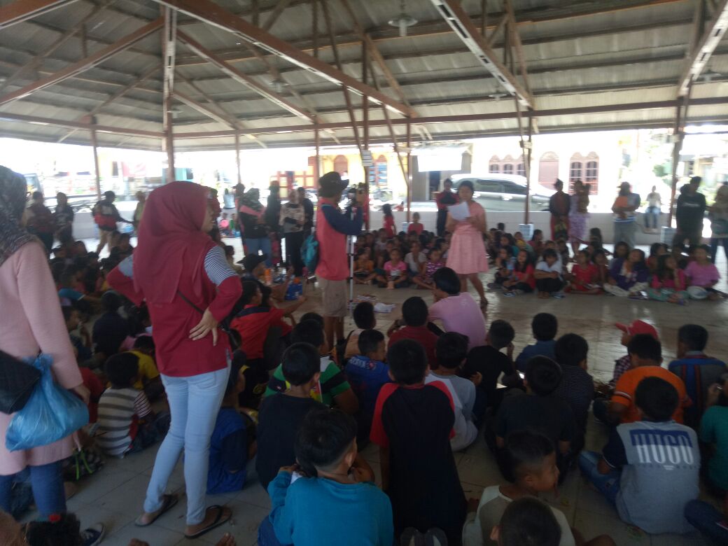 Suasana acara penyerahan bantuan sosial kepada warga batu karang, yang dilaksanakan dibalai desa (Jambur)