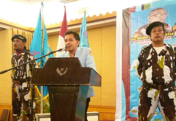 Foto : Ketua DPD IPK Kota Medan,Ir.Thomas Purba Saat memberikan Kata Sambutan Dalam Acara pelantikan Pengurus LBH IPK Kota Medan.