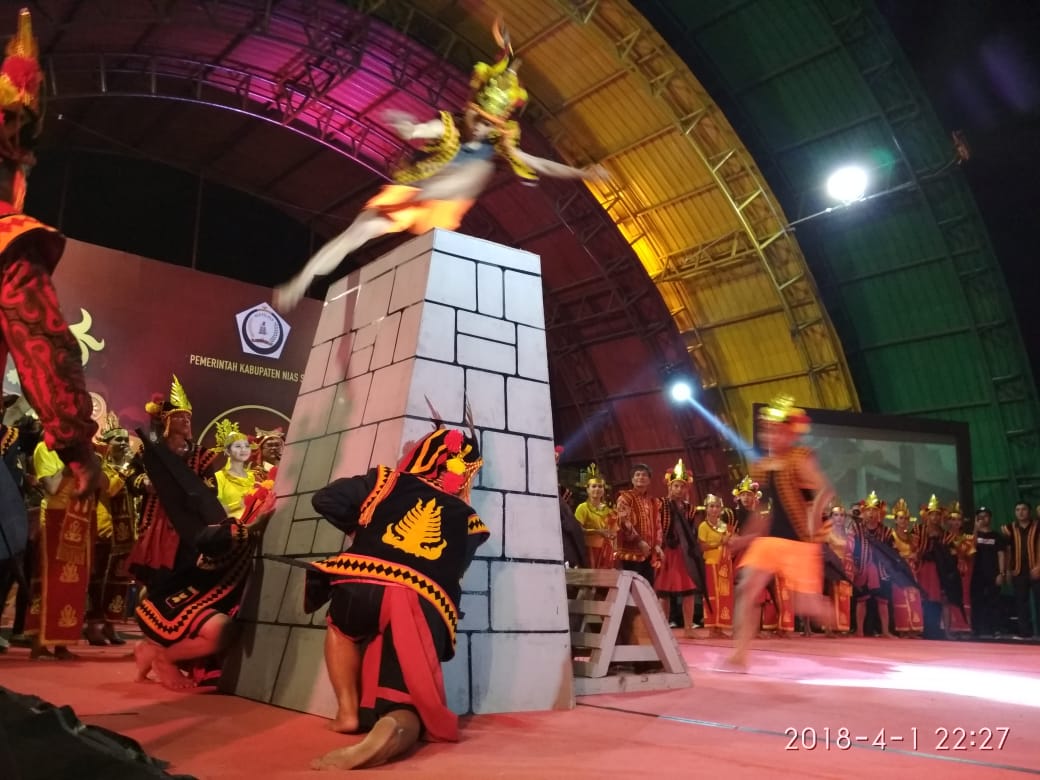 Foto : Pagelaran Malam Budaya Nias Selatan Yang menampilkan Aktraksi Lompat Batu dalam memeriahkan Acara Pekan Raya Sumatera Utara Ke 47.