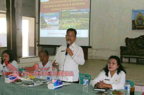 Foto: Sekdakab Drs. Jabiat Sagala, SH, M.Hum (berdiri) memberikan  arahan dan bimbingan, Sosialisasi Pengelolaan Dana Desa.