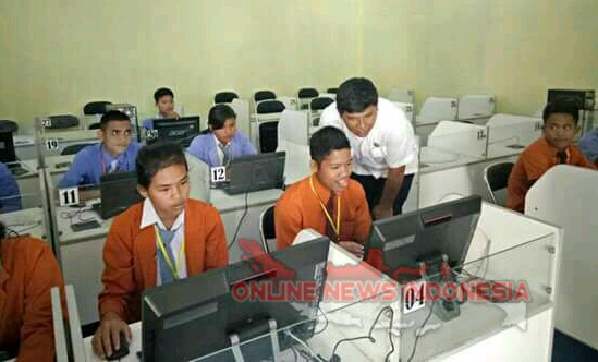 Foto  : Wakil Bupati Samosir, Ir.Juang Sinaga (kemeja putih) melihat langsung proses UNBK pelajar SMK di Simanindo