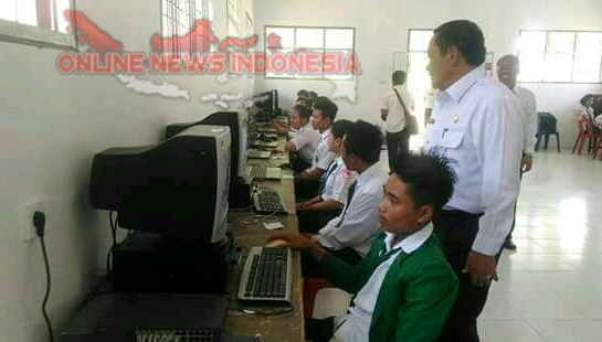 Foto: Bupati Samosir, Drs.Rapidin Simbolon MM, (kemeja putih), melihat proses siswa/i SMK ikuti UNBK