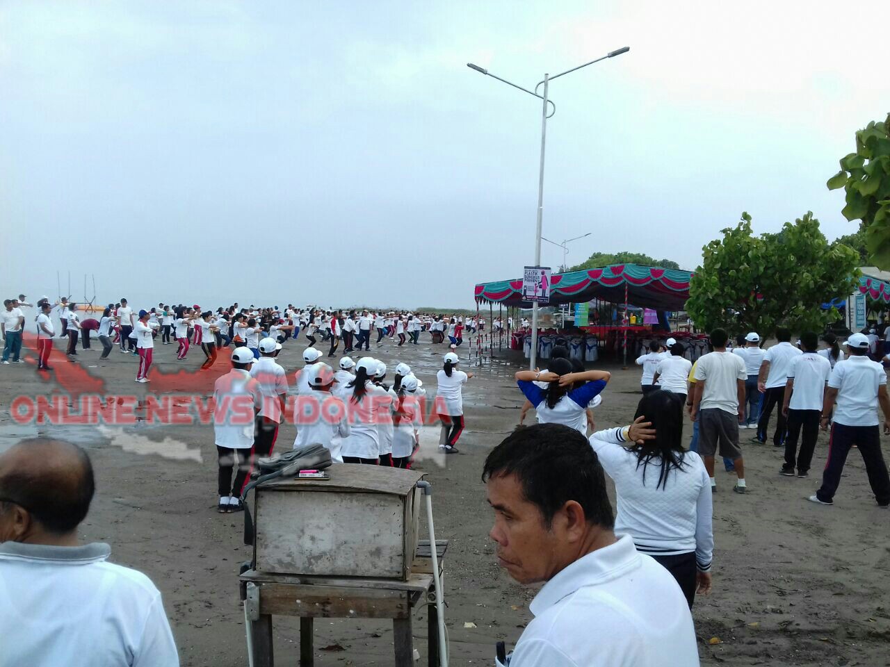 Foto : Para peserta di Acara Gerakan Sadar Wisata dan Sapta Pesona, Pantai Indah Pasir Putih Situngkir