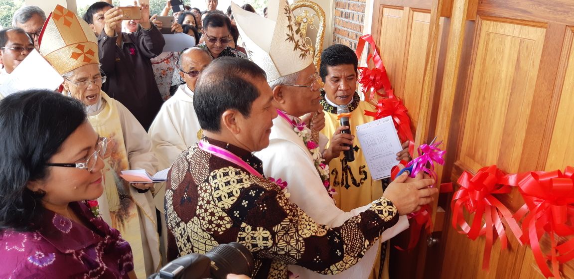 Ket foto : Bupati Karo tampak membuka Pintu Kapel bersama para Uskup dan Pastor tanda diresmikan nya Kapel Santa Faustina di desa Kacinambun Puncak 2000 Kab Karo, Minggu (08/04).