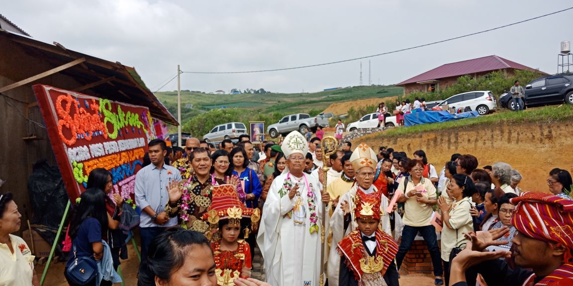 Ket foto : Bupati Karo saat meninjau lokasi Kapel Baru Santa Faustina di puncak 2000, minggu, (08/04).