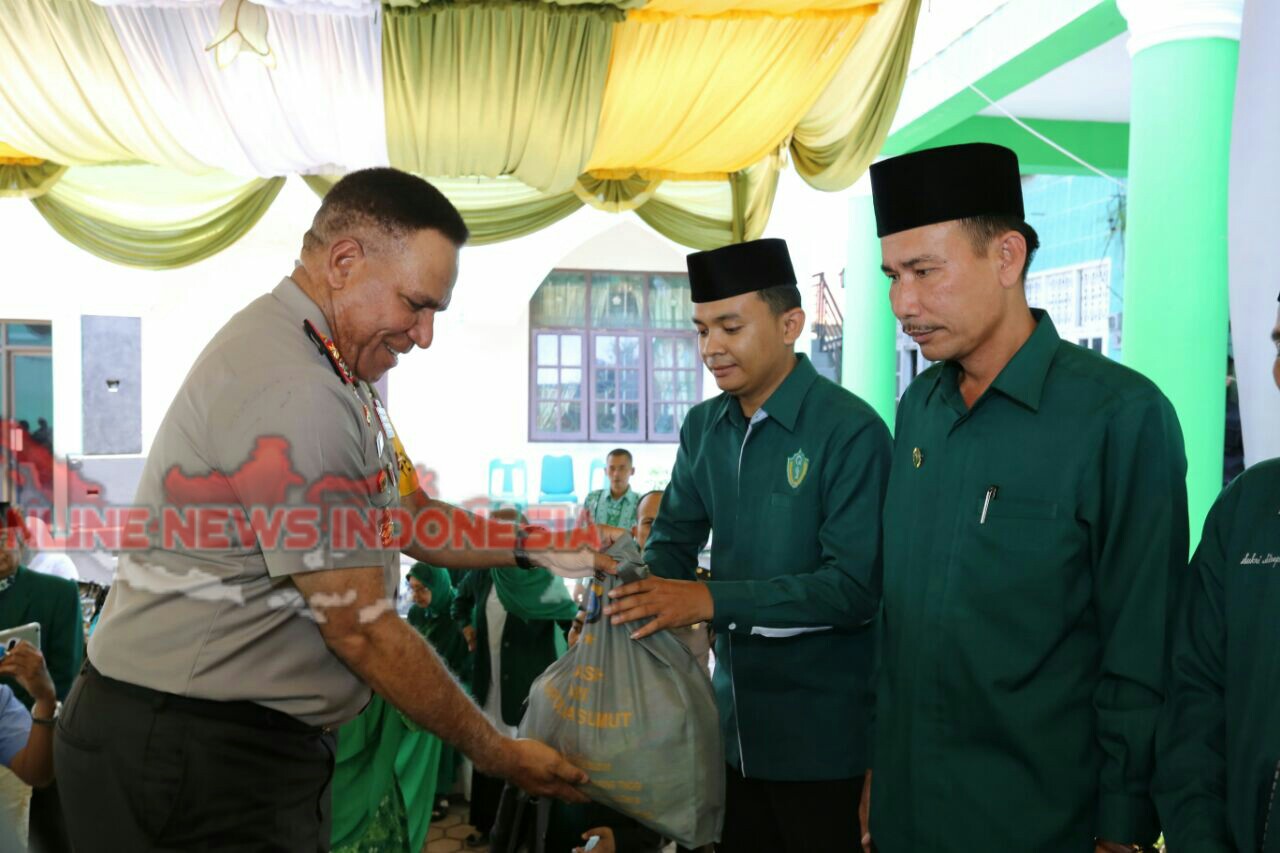 Foto : Kapoldasu, Irjen Pol Drs.Paulus Waterpauw, beri bingkisan kepada pengurus Al Washliyah