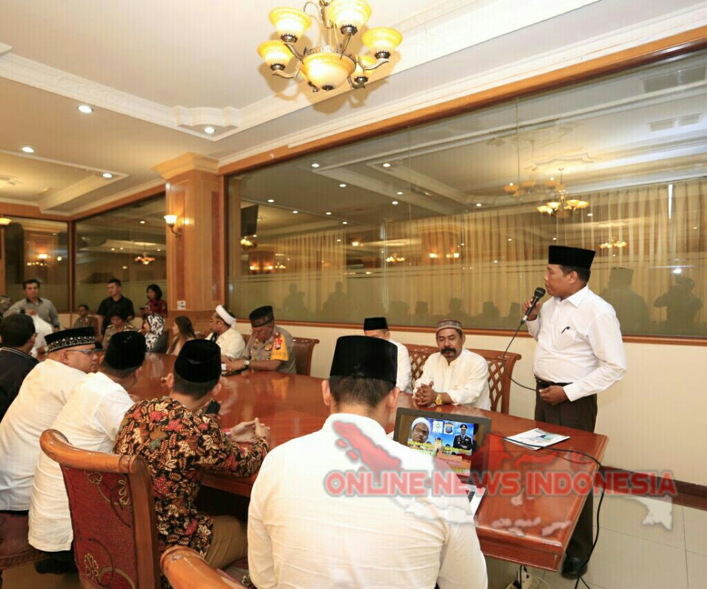 Foto: Ketua BAKOMUBIN Prov.Sumut, DR.Anshari Yamamah(berdiri), beri sambutan diacara Audensi PP BAKOMUBIN di Hotel Madani Medan, Selasa (10/4)