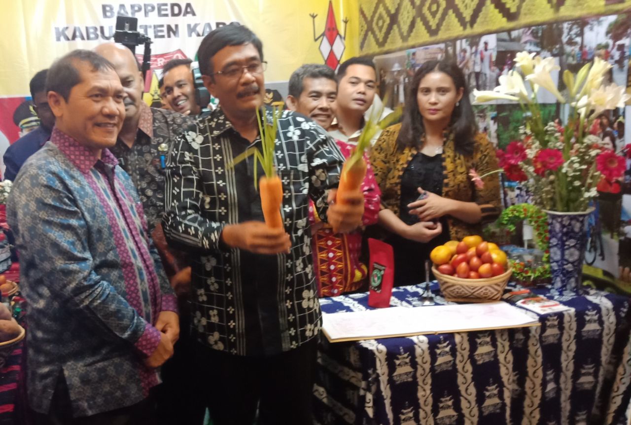 Ket foto  : Bupati Karo mendampingi  salah satu calon Gubernur Sumut Djarot menuju Stand Bappeda Kab.Karo, di sela sela acara Musrembang Provinsi Sumatera Utara yang di buka oleh Gubsu Dr. Ir. Tengku Erry Nuradi M, Si Kamis, (12/04).