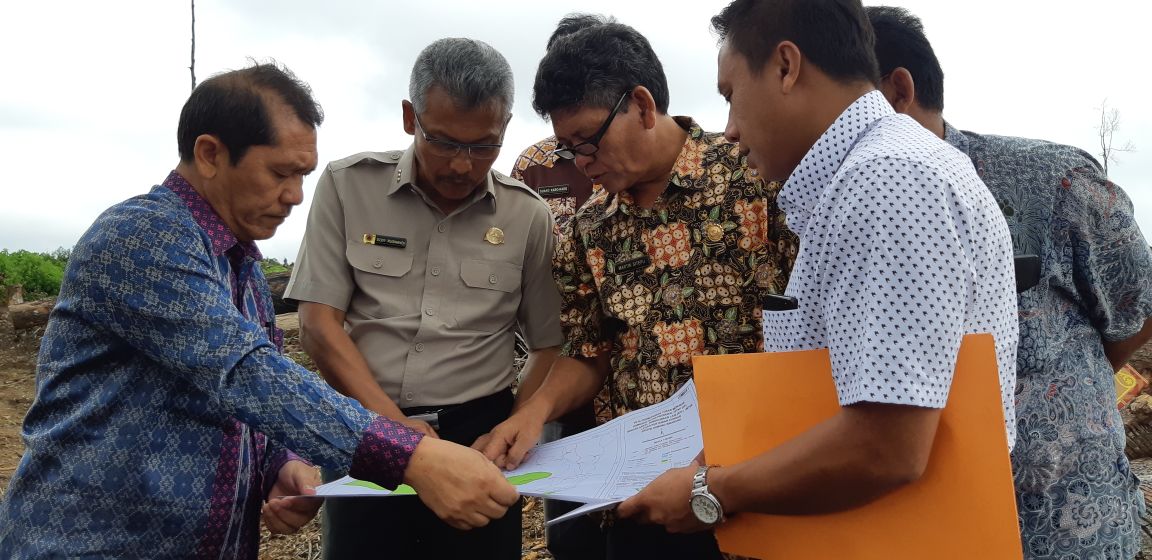 Ket foto  : Bupati Karo bersama Sestama BNPB serta staf saat memperlihatkan master plan untuk pembangunan Huntap tahap IIl di Siosar Jumat, (13/04).