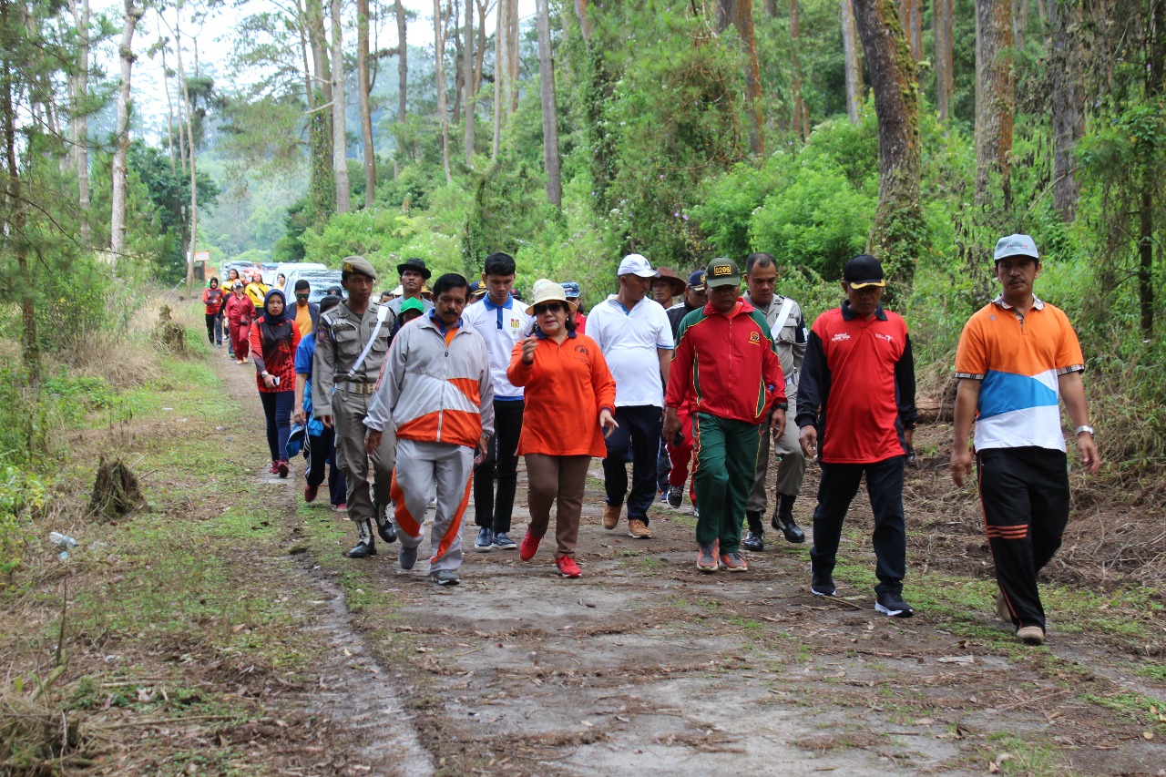 Ket foto : Wakil Bupati Karo Cory Sriwaty Br Sebayang bersama seluruh FKPD, ASN, TNI/POLRI, BNNK, BUMN/D,dan Pimpinan OPD Kab Karo, mengikuti Jalan Jantung Sehat, Jumat (13/04).