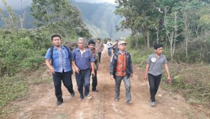 Foto : Pengurus JOIN Samosir, berbincang diruang kerja Manager Geopark Kaldera Toba, sebelum dilaksanakan penanaman pohon