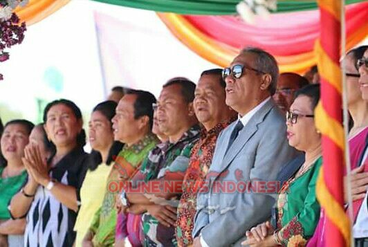 Foto : Bupati Samosir Drs.Rapidin Simbolon MM (berdiri batik coklat), bersama para undangan dipenutupan Jambore Nasional Pemuda GPI 2018