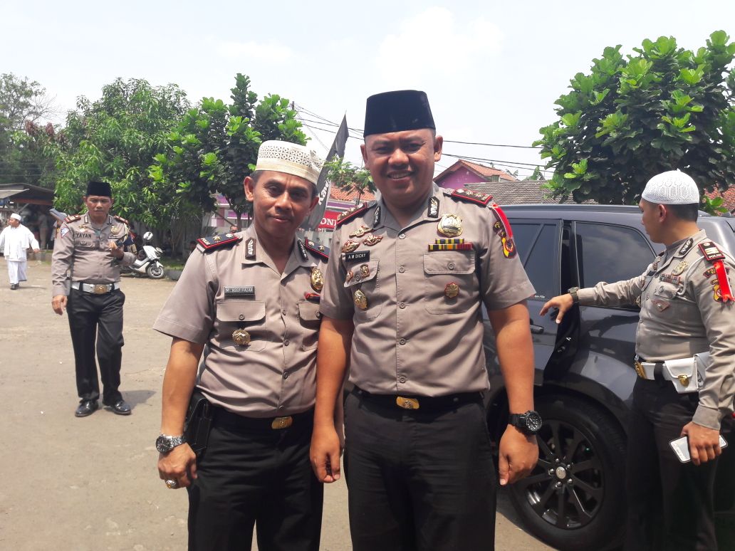 Foto : Kapolres Bogor,AKBP.A.M.Dicky bersama Kapolsek Cileungsi(berpeci putih)