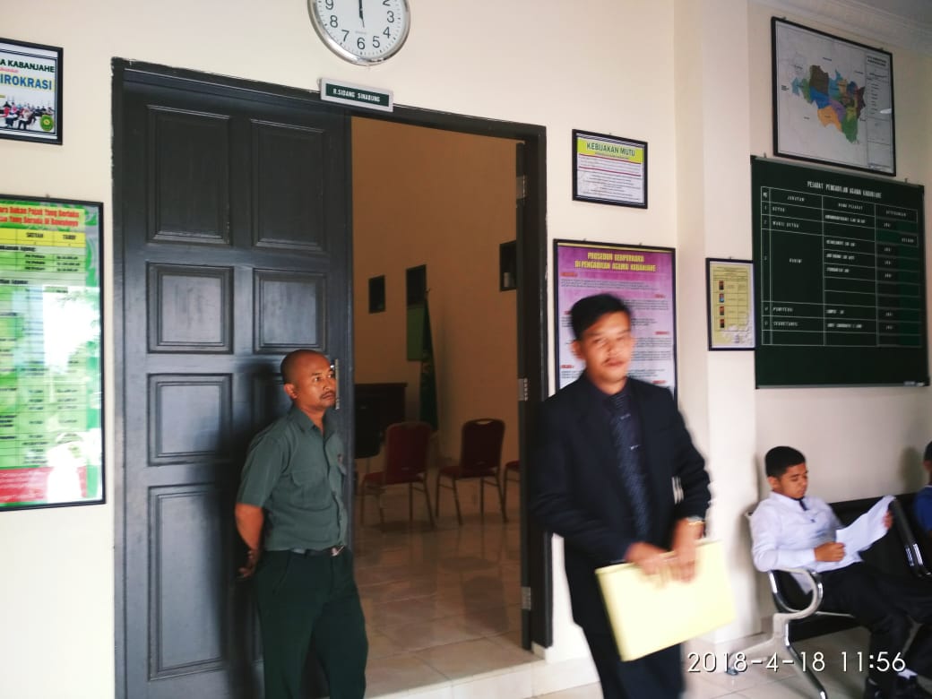 Foto : Kuasa hukum Zukkifli Purba saat keluar dari ruang sidang